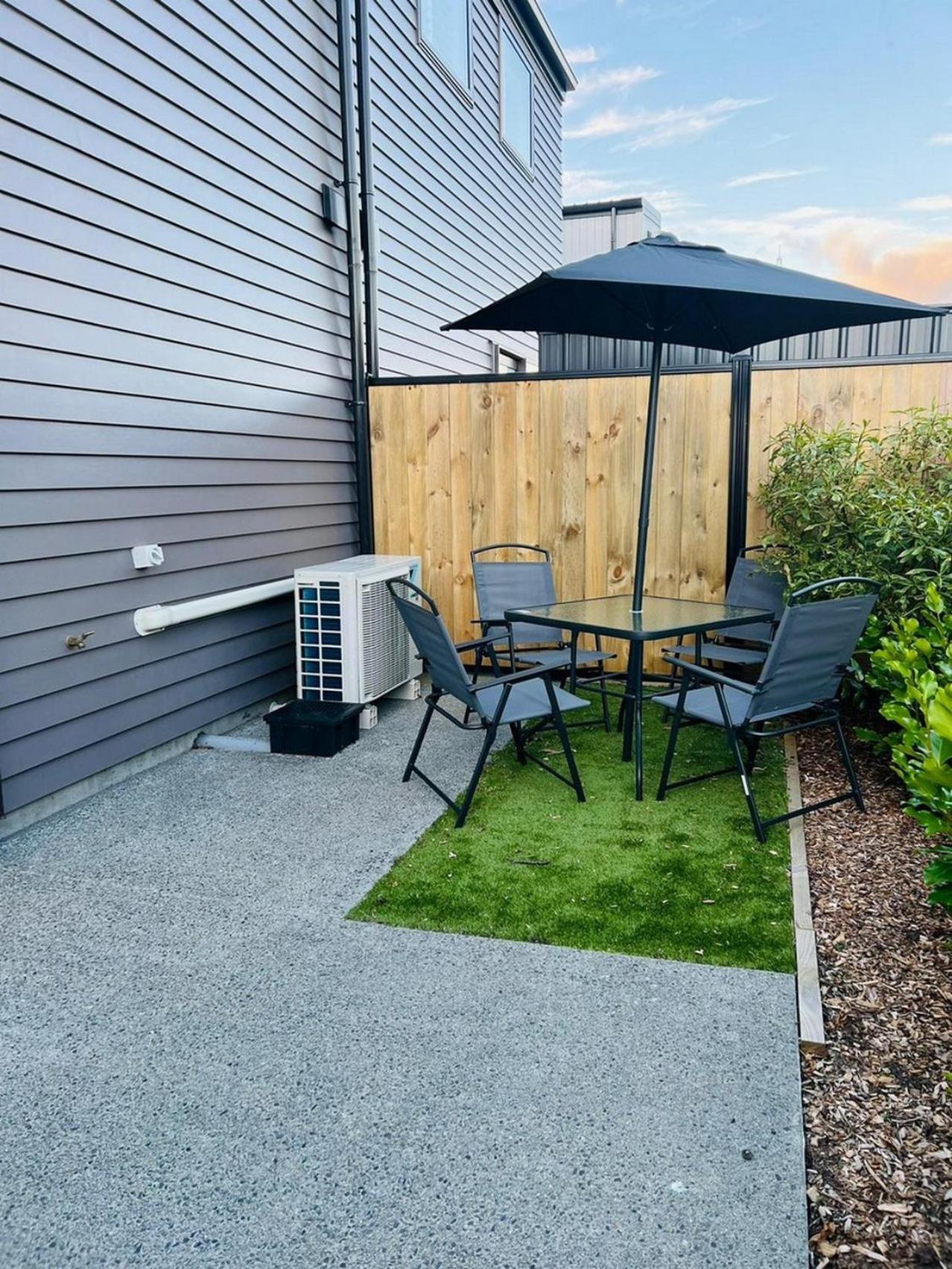 Central Modern 3-Bedroom,3- Bathroom House With Patio And Carpark- Lower Hutt City Centre Exteriör bild