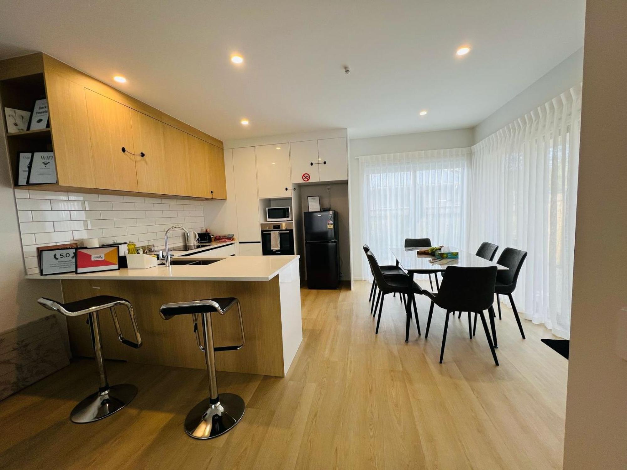 Central Modern 3-Bedroom,3- Bathroom House With Patio And Carpark- Lower Hutt City Centre Exteriör bild